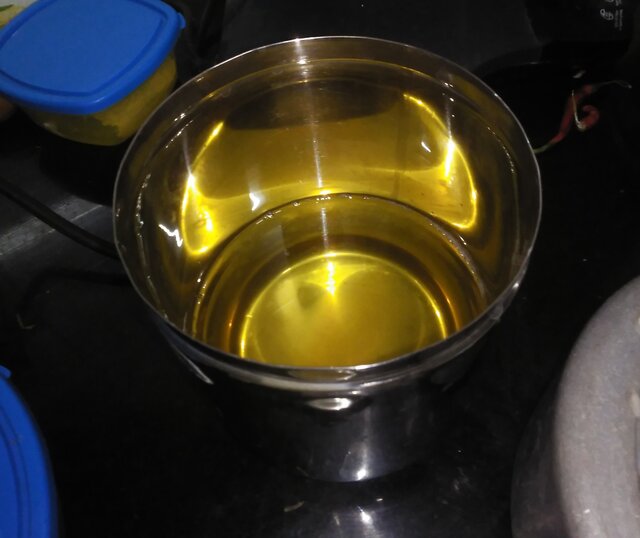 Picture showing a containier with a oil yellow colored liquid tallow which is hot